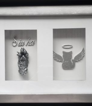 Vitrina con Escultura, Nombre y Ángel
